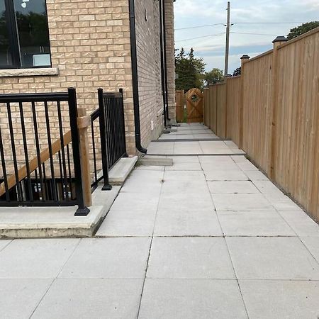 Beautiful Walk Out Basement Apartment In Pickering Near Beach Buitenkant foto