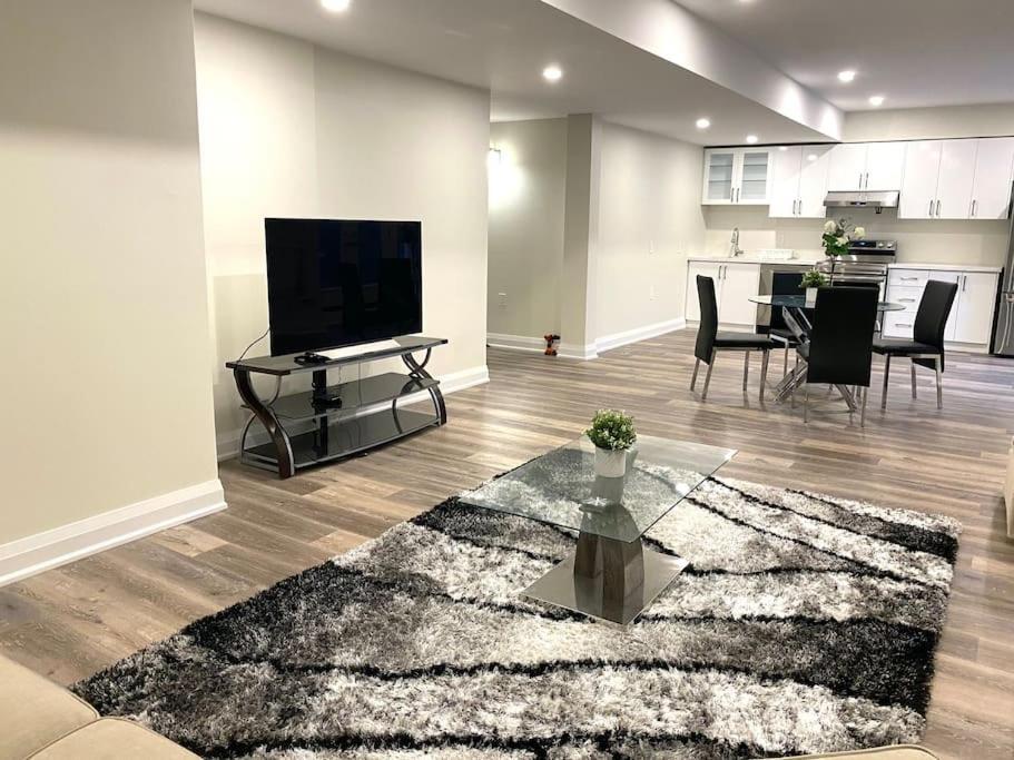 Beautiful Walk Out Basement Apartment In Pickering Near Beach Buitenkant foto