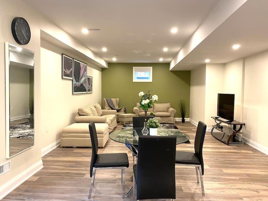 Beautiful Walk Out Basement Apartment In Pickering Near Beach Buitenkant foto