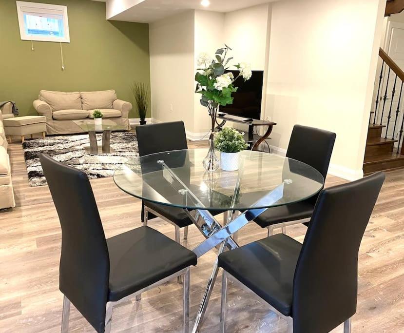 Beautiful Walk Out Basement Apartment In Pickering Near Beach Buitenkant foto