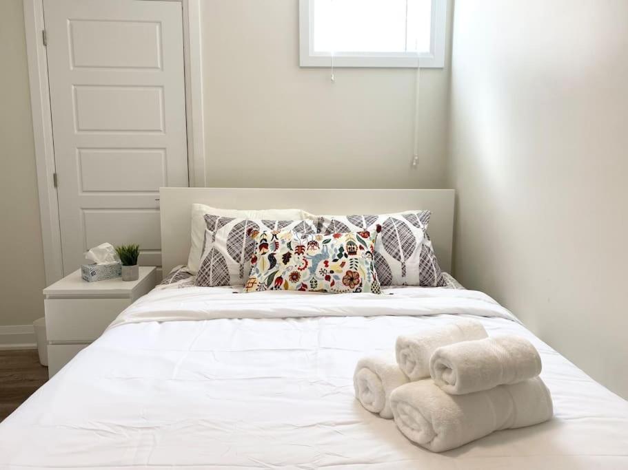 Beautiful Walk Out Basement Apartment In Pickering Near Beach Buitenkant foto
