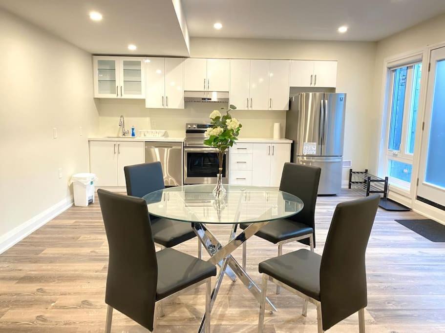 Beautiful Walk Out Basement Apartment In Pickering Near Beach Buitenkant foto