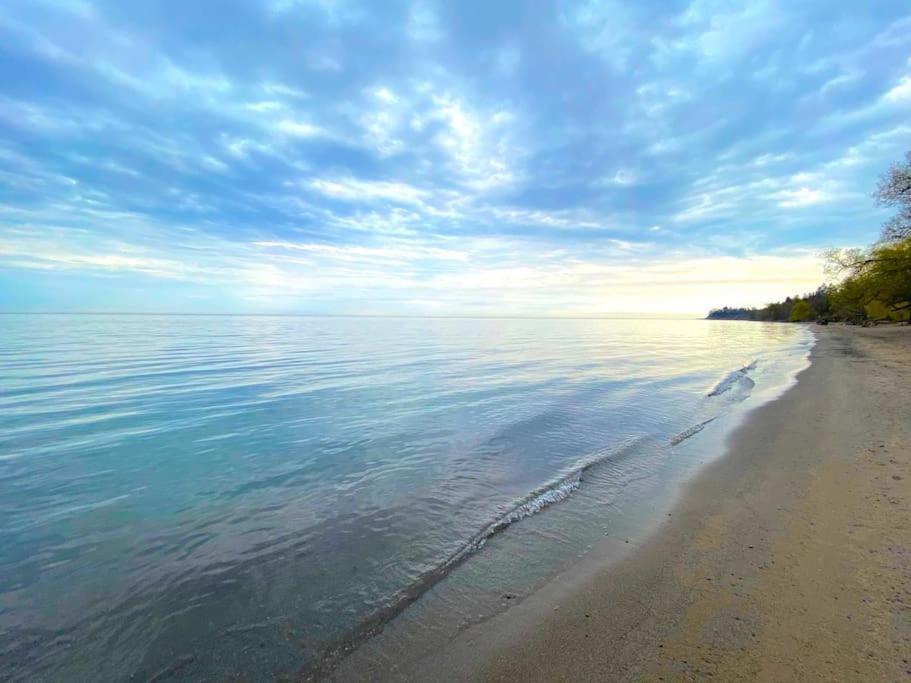 Beautiful Walk Out Basement Apartment In Pickering Near Beach Buitenkant foto