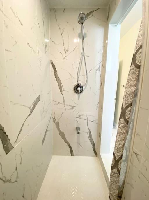 Beautiful Walk Out Basement Apartment In Pickering Near Beach Buitenkant foto