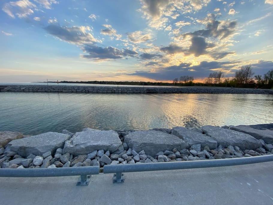 Beautiful Walk Out Basement Apartment In Pickering Near Beach Buitenkant foto