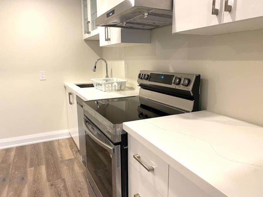 Beautiful Walk Out Basement Apartment In Pickering Near Beach Buitenkant foto