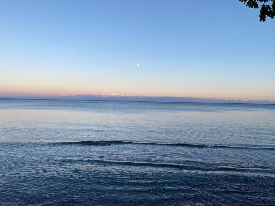 Beautiful Walk Out Basement Apartment In Pickering Near Beach Buitenkant foto